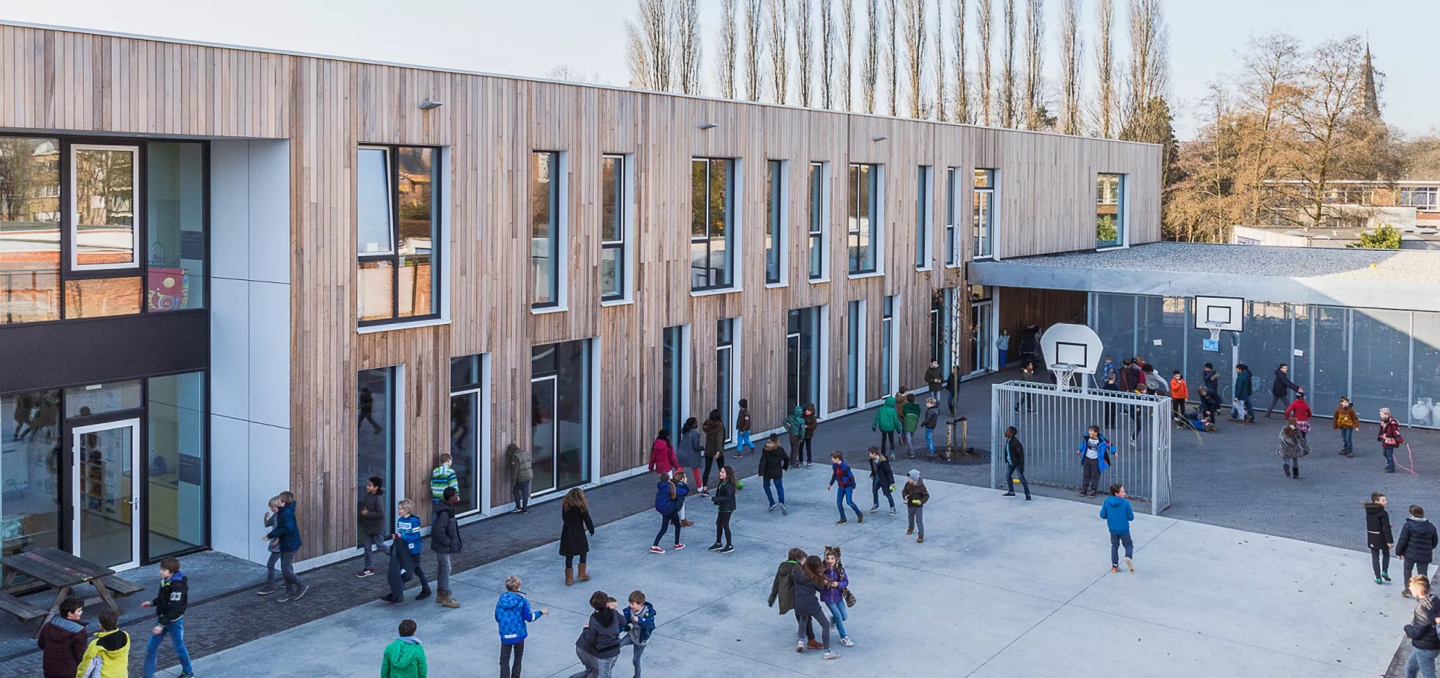 Een groep kinderen spelen voor een school