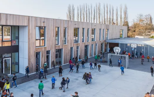 Een groep kinderen spelen voor een school